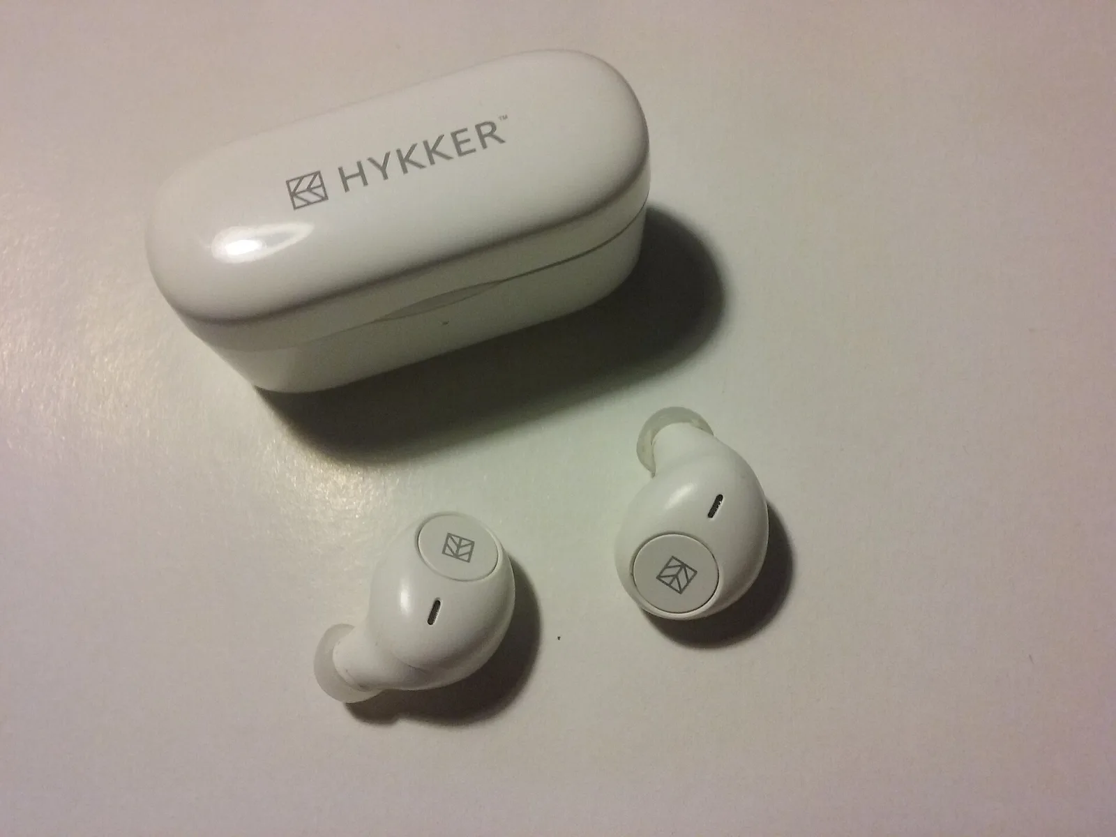 AirPods Pro 3 vs Galaxy Buds3 Pro: welke oordopjes winnen in 2026? Apple AirPods Pro 3 en Samsung Galaxy Buds3 Pro naast elkaar op een witte achtergrond