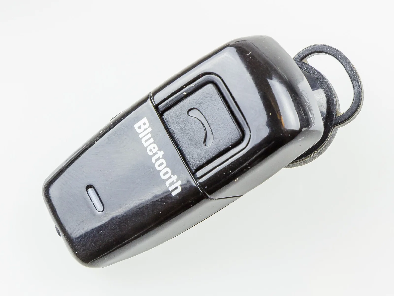 Beste koptelefoon voor bellen en thuiswerken Draadloze koptelefoon op een bureau naast een laptop en een koffiekopje in een thuiskantoor
