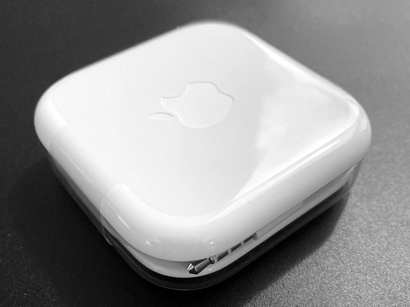Draadloze koptelefoon op oplaadcase naast USB-C kabel met batterijpercentage indicator