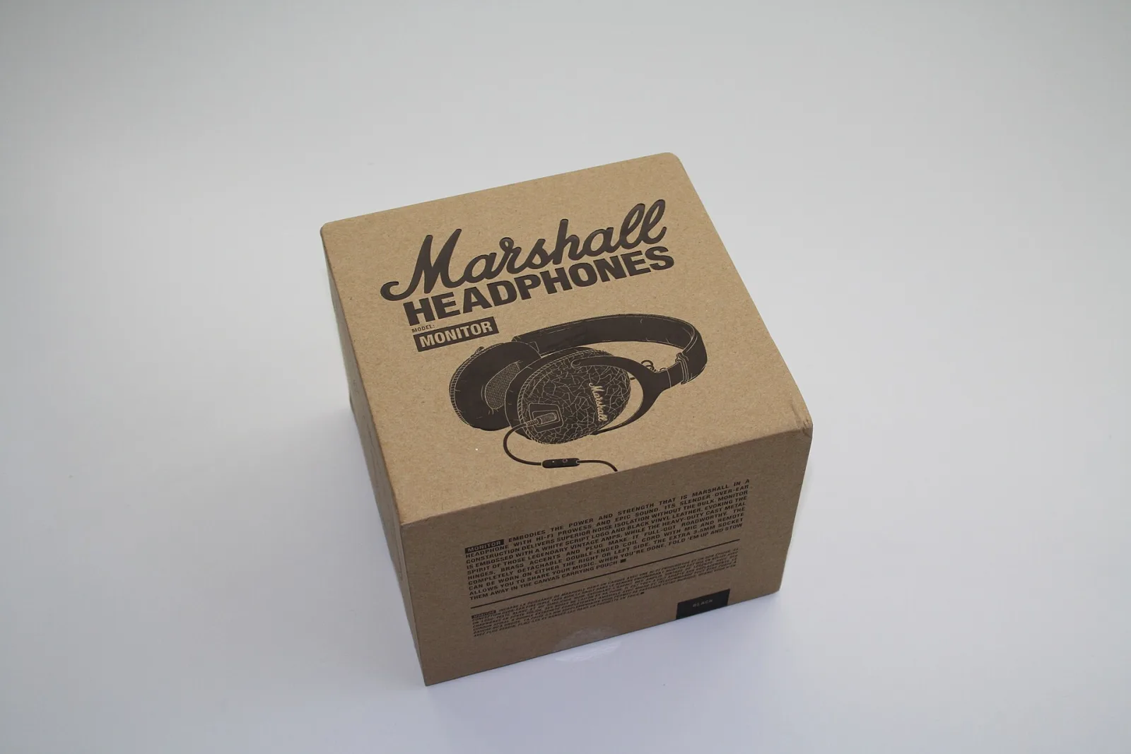 Marshall Monitor III ANC over-ear koptelefoon in zwart-goud op een houten ondergrond