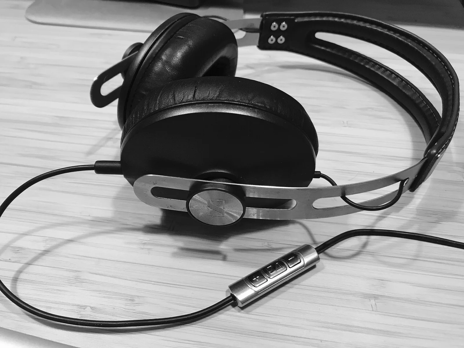 Sennheiser Momentum 4 Wireless koptelefoon in zwart, over-ear design met minimalistisch scharnierend frame