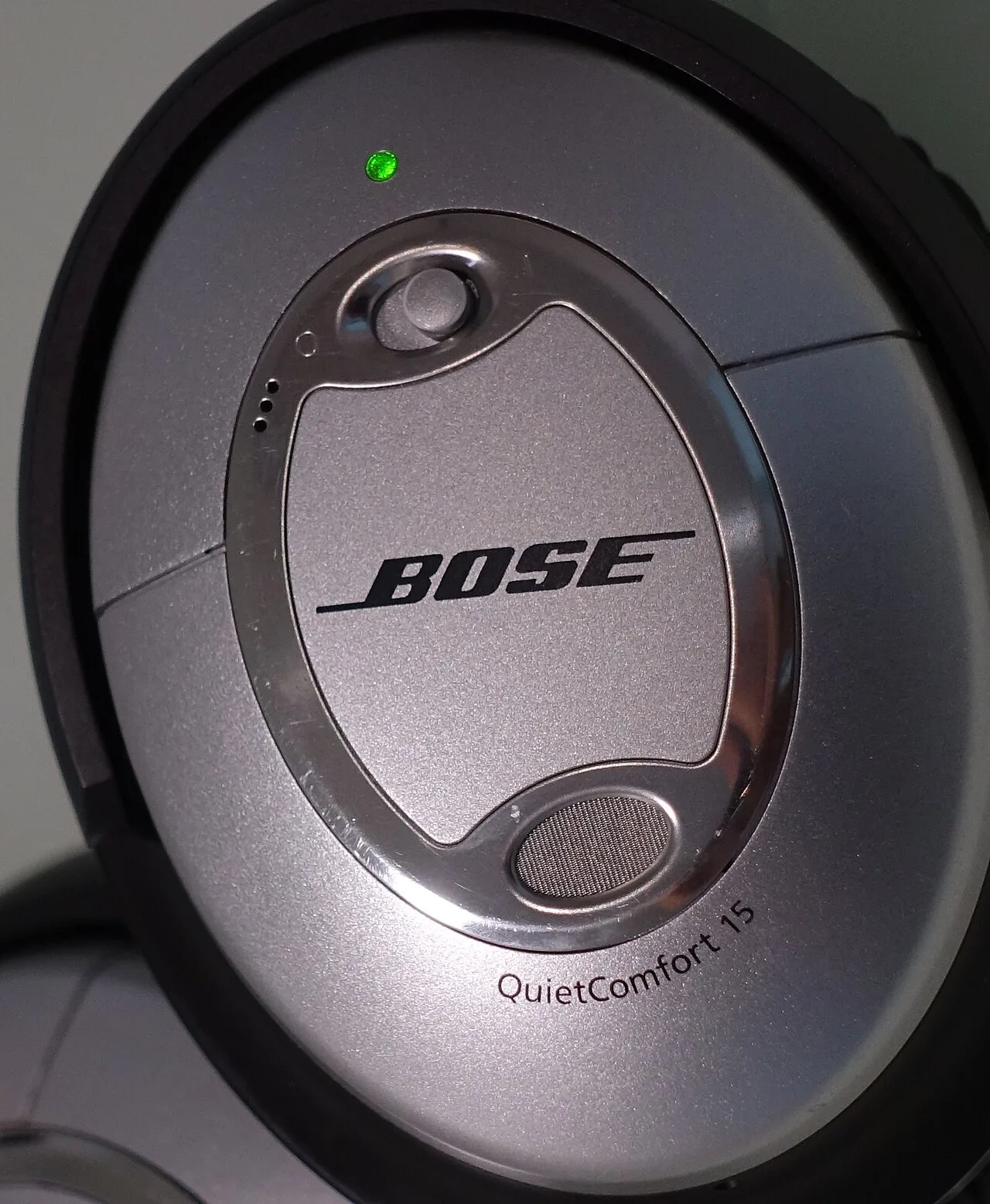 Sony WH-1000XM6 vs Bose QuietComfort Ultra: welke wint in 2026? Sony WH-1000XM6 in zwart naast Bose QuietComfort Ultra headphone op witte achtergrond