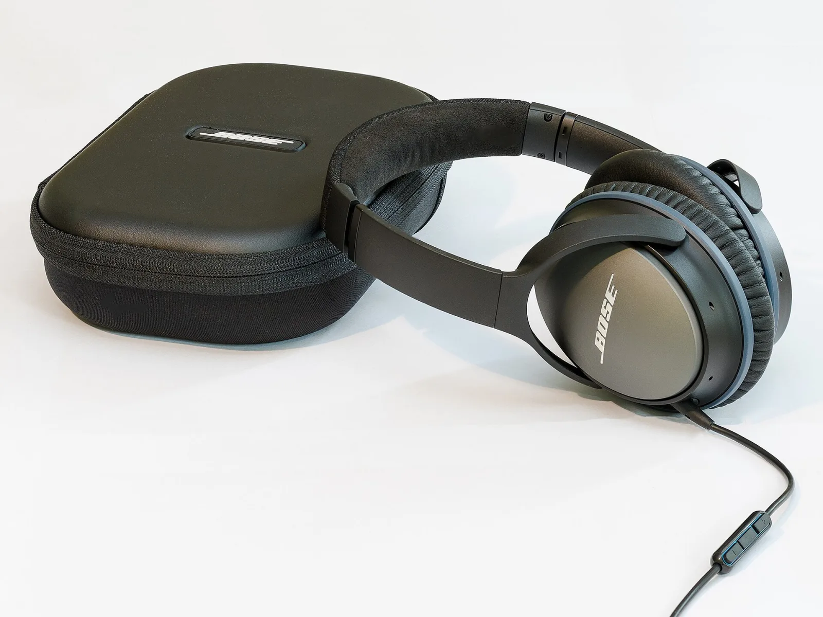Illustratie van een koptelefoon met head-tracking sensoren en ruimtelijk geluid rondom een luisteraar